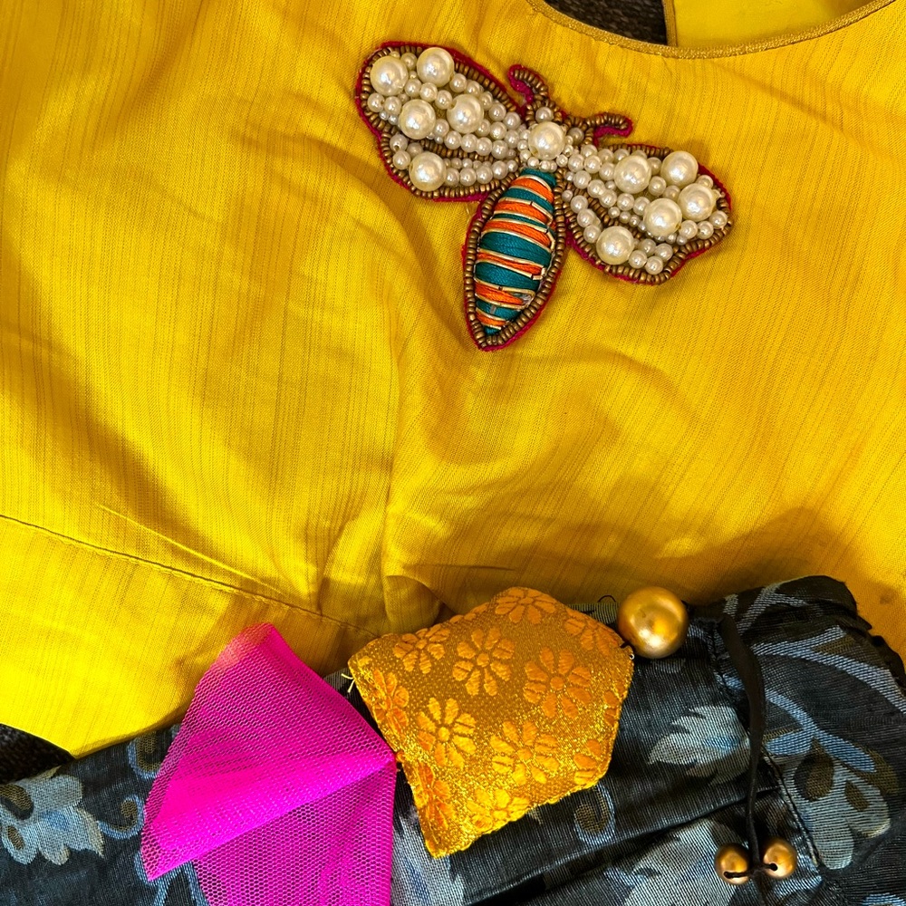 Gorgeous bumblebee lengha.